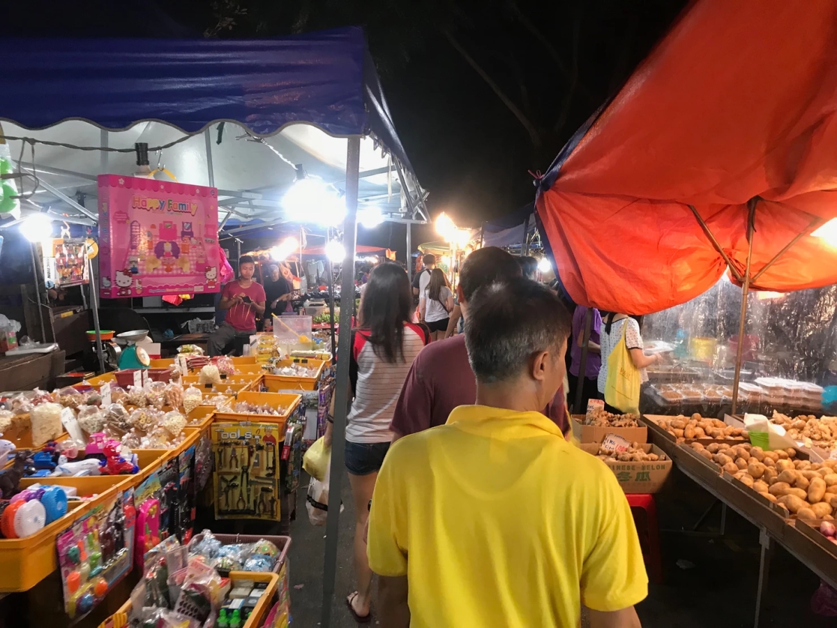 Tuesday pasar malam at Taman Pelangi Johor
